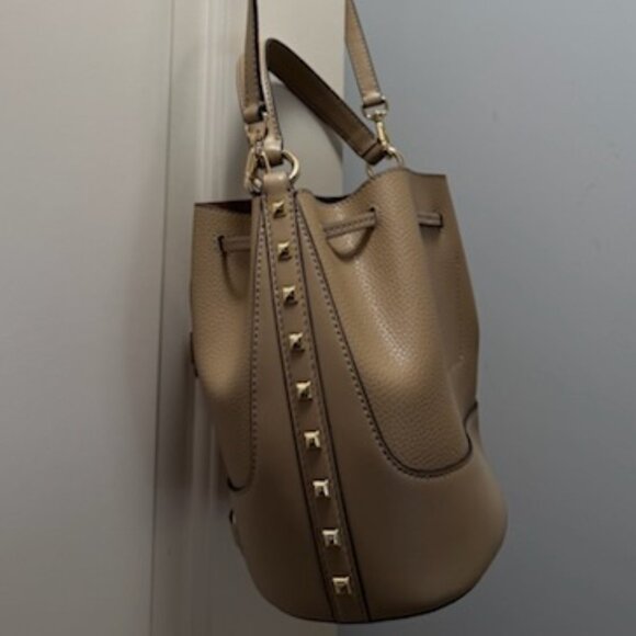 AUTHENTIC MK Stunning Crossbody Hobo in Color of the Season. GENUINE LEATHER! - Picture 9 of 9